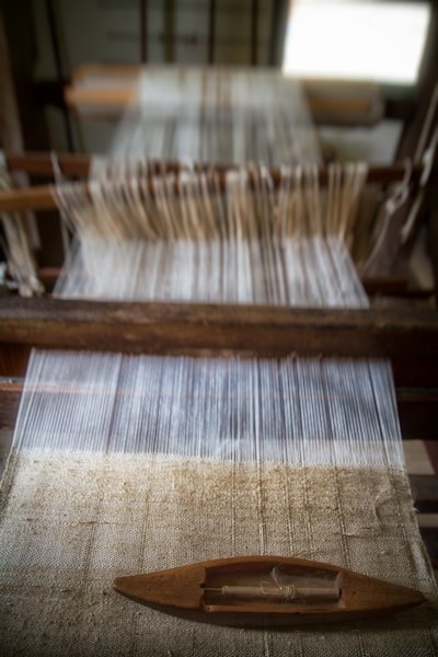 Weaving loom producing fabric